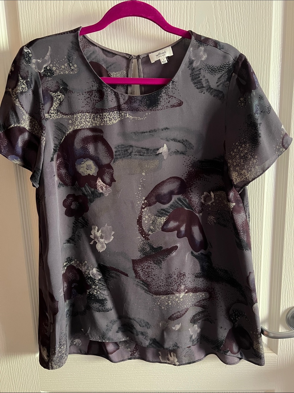 Wilfred Satin Floral Short Sleeve Top in Plum and Gray